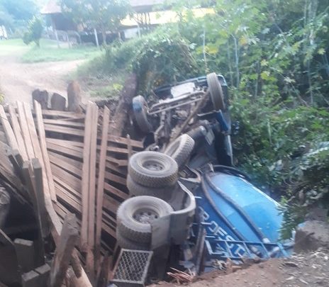 Vídeo: Ponte cede e caminhão tomba no interior de Nova Itaberaba