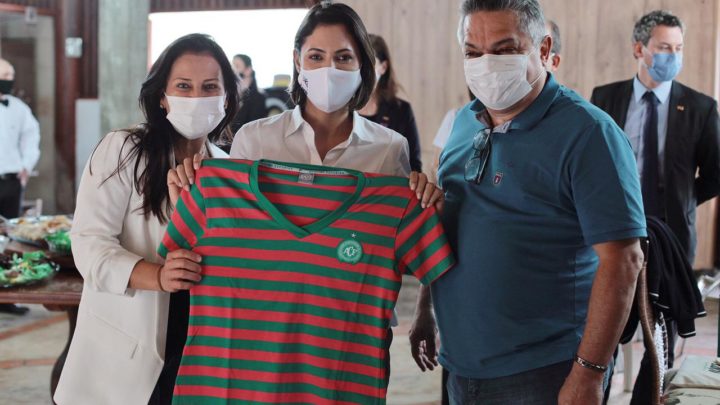 Michelle Bolsonaro e Damares são recebidas com churrasco em Chapecó