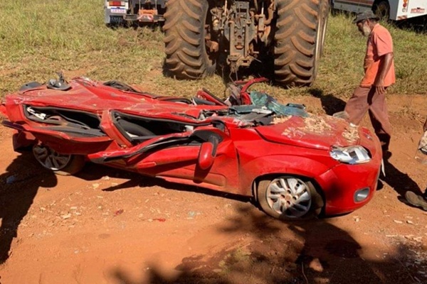 Carro é esmagado após carreta carregada com eucalipto tombar, minutos depois de casal desembarcar