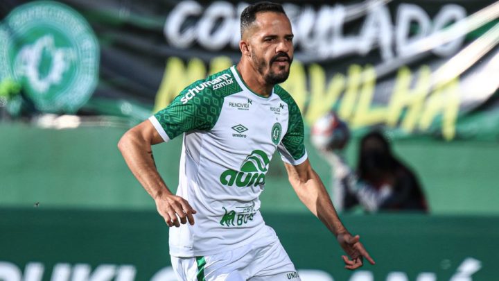 Chapecoense renova contrato com Anselmo Ramon