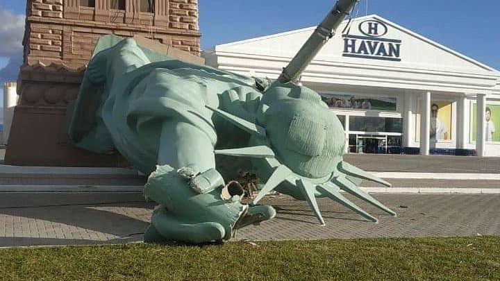Ciclone derruba estátua de loja da Havan no RS