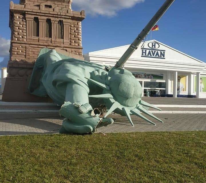 Ciclone derruba estátua de loja da Havan no RS