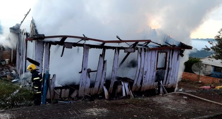 Polícia Civil prende homem investigado por quatro mortes e incêndio à residência em São Domingos SC