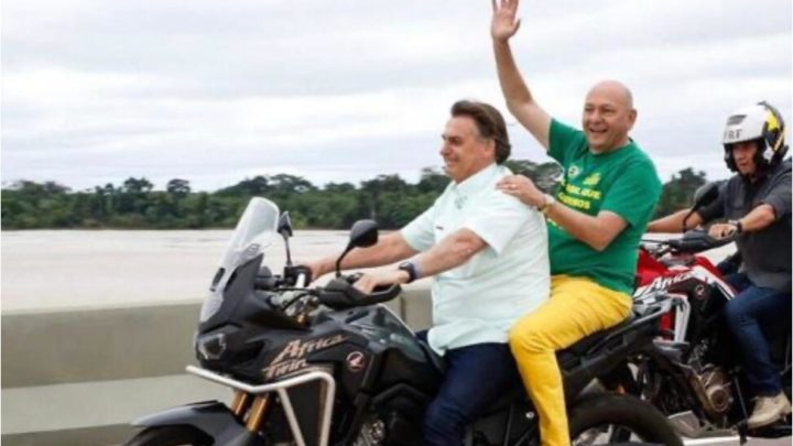 Bolsonaro e Luciano Hang viralizam passeando de moto