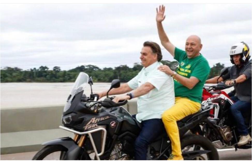 Bolsonaro e Luciano Hang viralizam passeando de moto