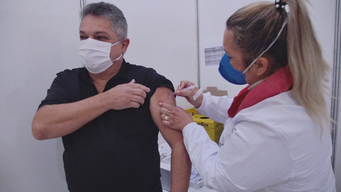 Prefeito de Chapecó recebe vacina e incentiva imunização
