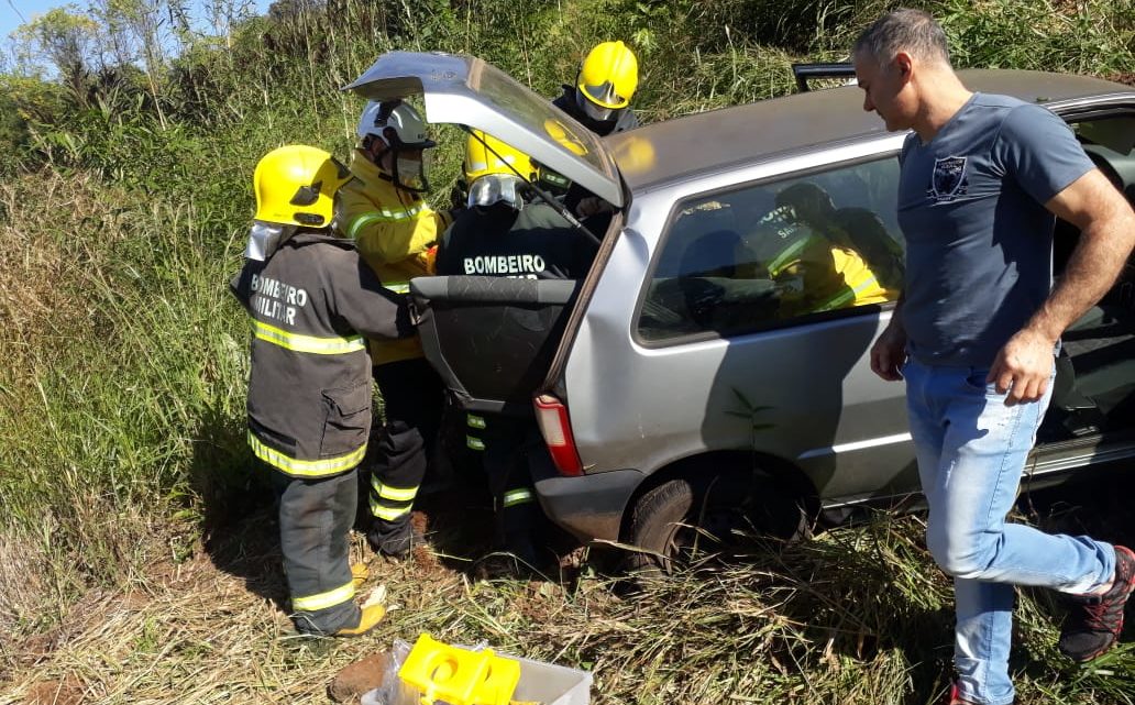 Carro sai da pista e despenca 10 metros em barranco na SC 157