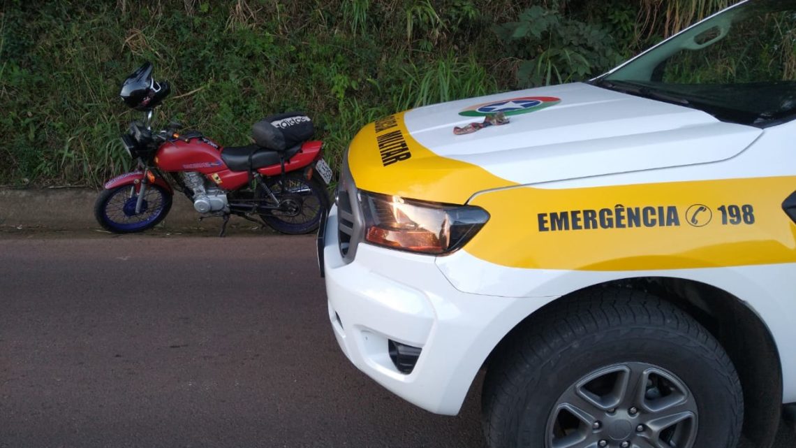 Vídeo: motociclista é flagrado fazendo malabarismos na SC 453