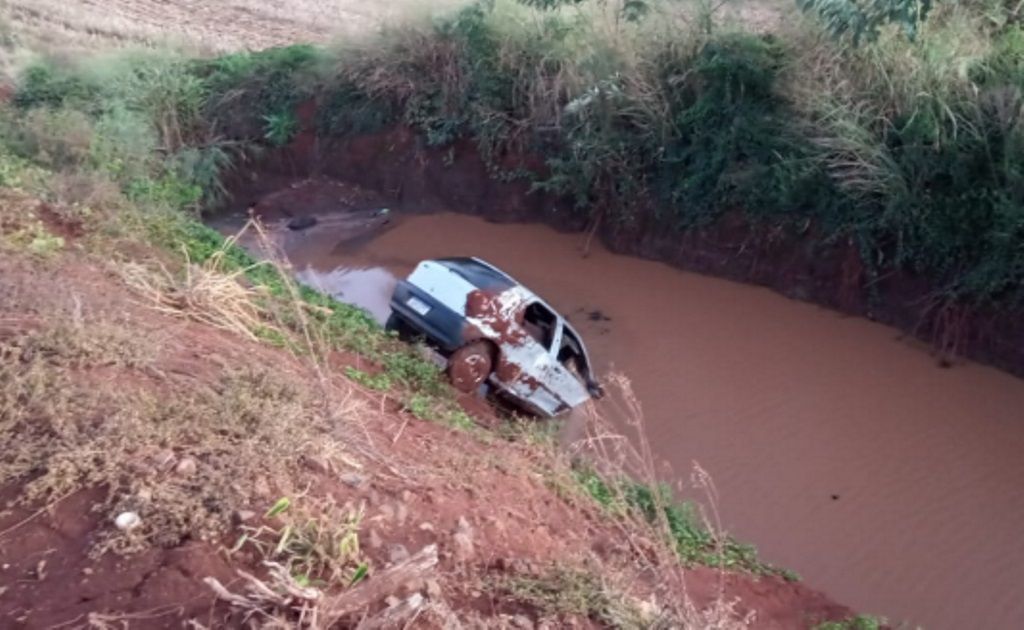 Motorista morre após carro cair em açude no interior de município do Oeste