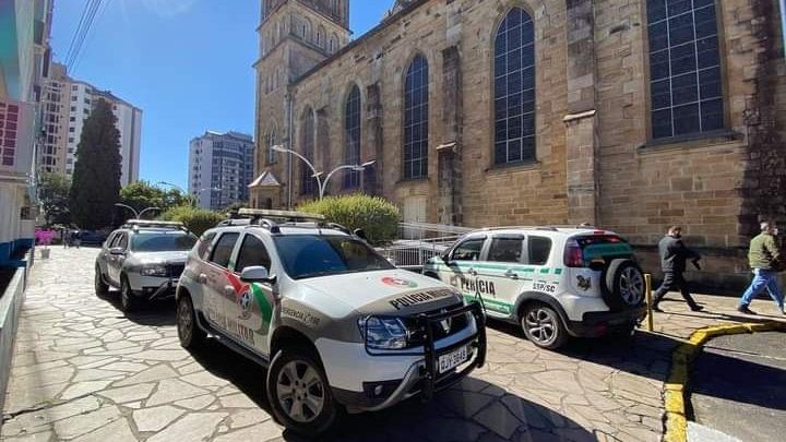 Urgente: homem faz oração em catedral e depois comete suicídio dentro da igreja