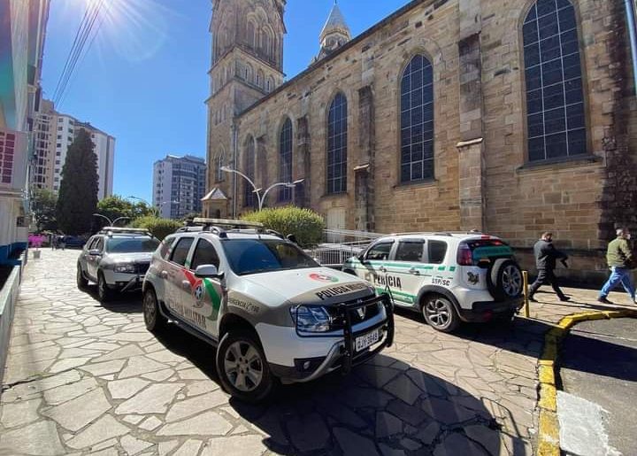 Urgente: homem faz oração em catedral e depois comete suicídio dentro da igreja