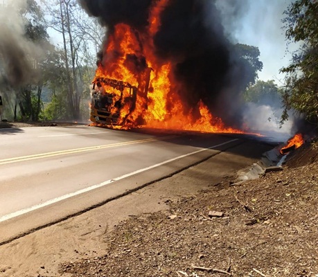 VÍDEO: Carreta pega fogo na BR-153, divisa de SC com o RS