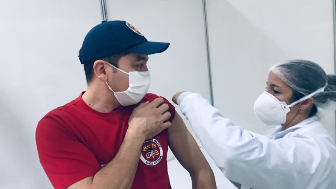 Vacinação da Covid prossegue com forças de segurança em Chapecó