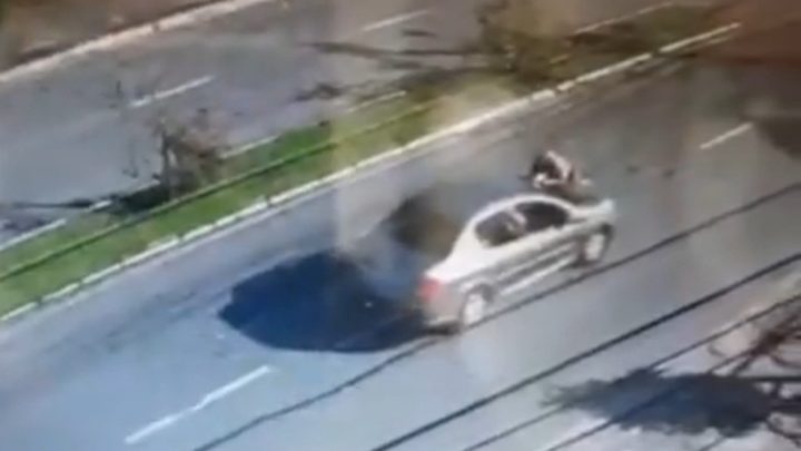 VÍDEO: PM é atropelado e arrastado por carro após motorista fugir de abordagem em SC