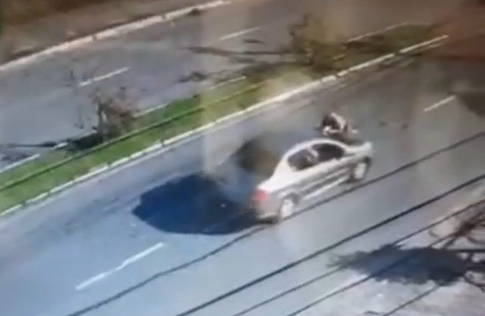 VÍDEO: PM é atropelado e arrastado por carro após motorista fugir de abordagem em SC