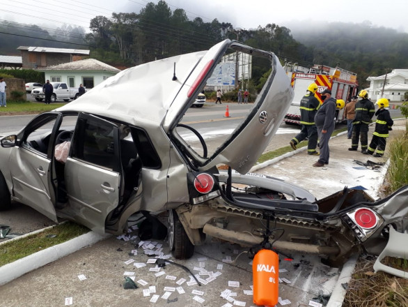 Jovem morre após acidente grave entre caminhão e carro na SC-350
