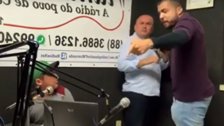 Vídeo: vereador invade estúdio de rádio e agride advogado que participava de programa ao vivo