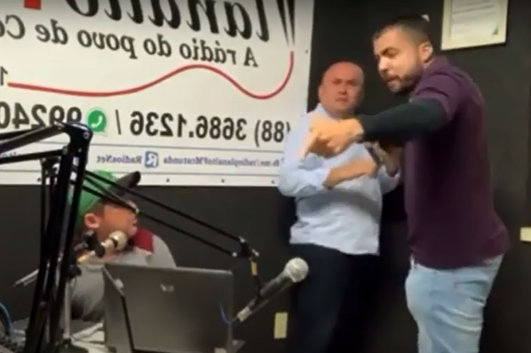 Vídeo: vereador invade estúdio de rádio e agride advogado que participava de programa ao vivo