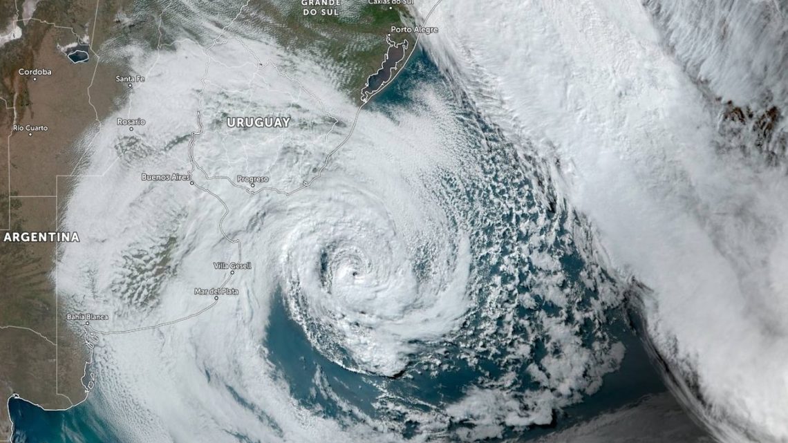 Ciclone na costa brasileira chama atenção do mundo e causa polêmica