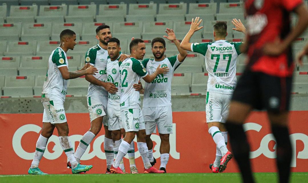 Chape luta até o fim e busca o empate contra o Athletico-PR na Arena da Baixada