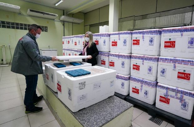 Governo de SC recebe mais 309 mil doses e reforça pedido para que população tome as duas doses da vacina