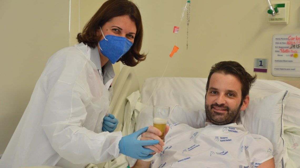 Em recuperação da Covid-19, paciente toma cerveja e come linguicinha no hospital