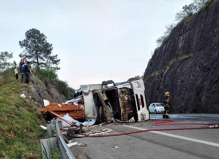 Quatro pessoas morrem após caminhão tombar em SC