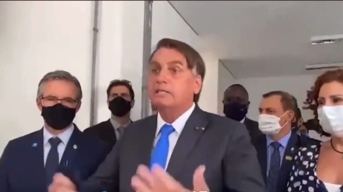 Vídeo: Bolsonaro é questionado sobre máscara e manda repórter “calar a boca”