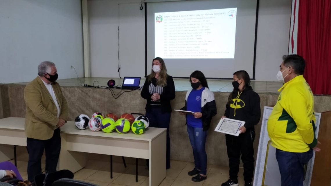 Escola Lourdes Lago recebe premiação por título nacional em desafio virtual da CBDE Escola Lourdes Lago recebe premiação por título nacional em desafio virtual da CBDE