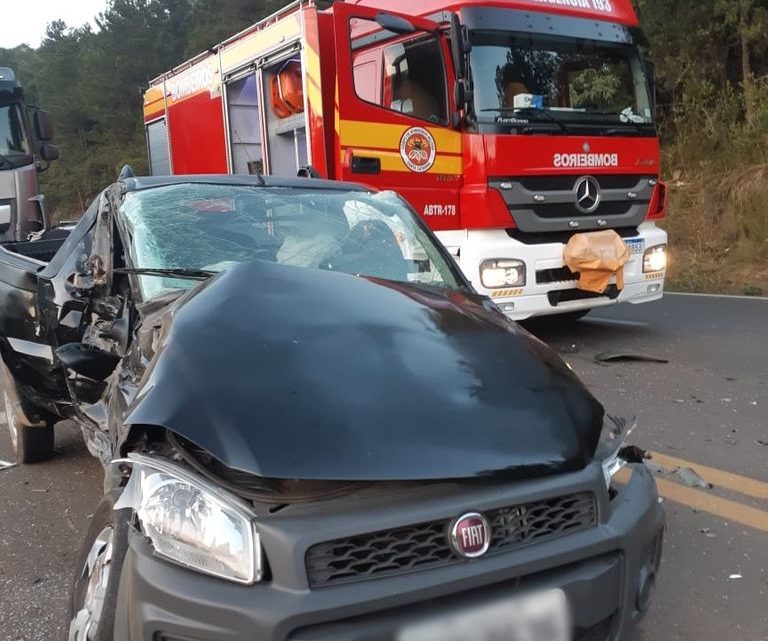 Grave acidente com vítima presas às ferragens deixa trânsito lento na BR-282