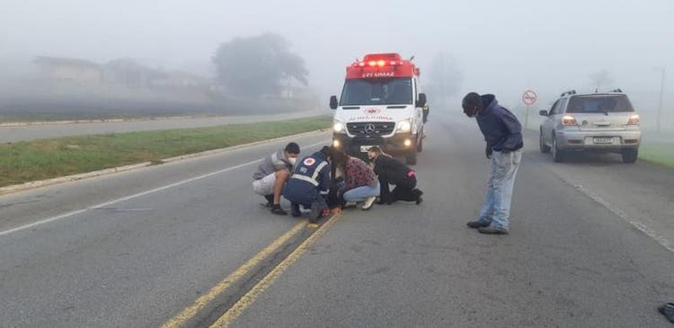 Homem se atira na frente de caminhão após matar esposa estrangulada em SC