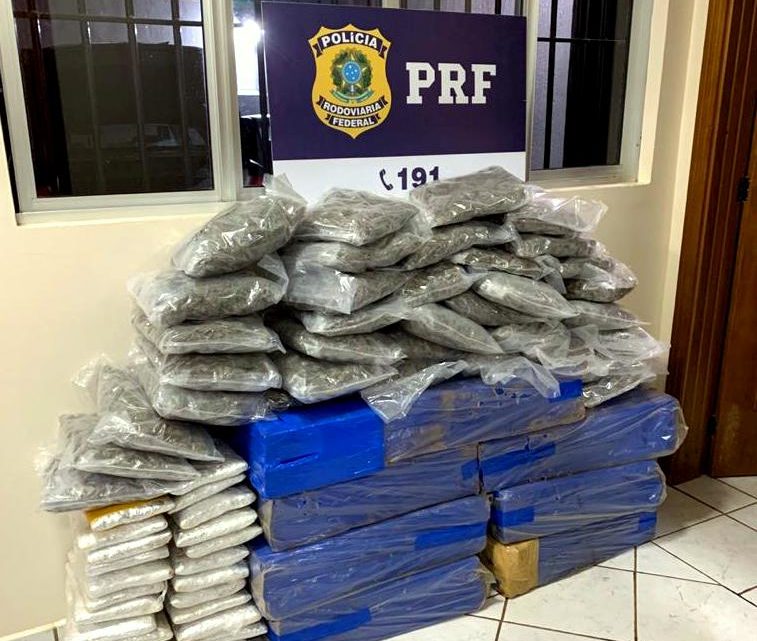 Vídeos: PRF apreende quase 240 kg de maconha e skunk na BR 282 em Maravilha