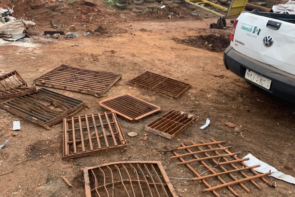 Vídeo: grades de bueiros furtadas do município são encontrados em loja de sucatas em Chapecó