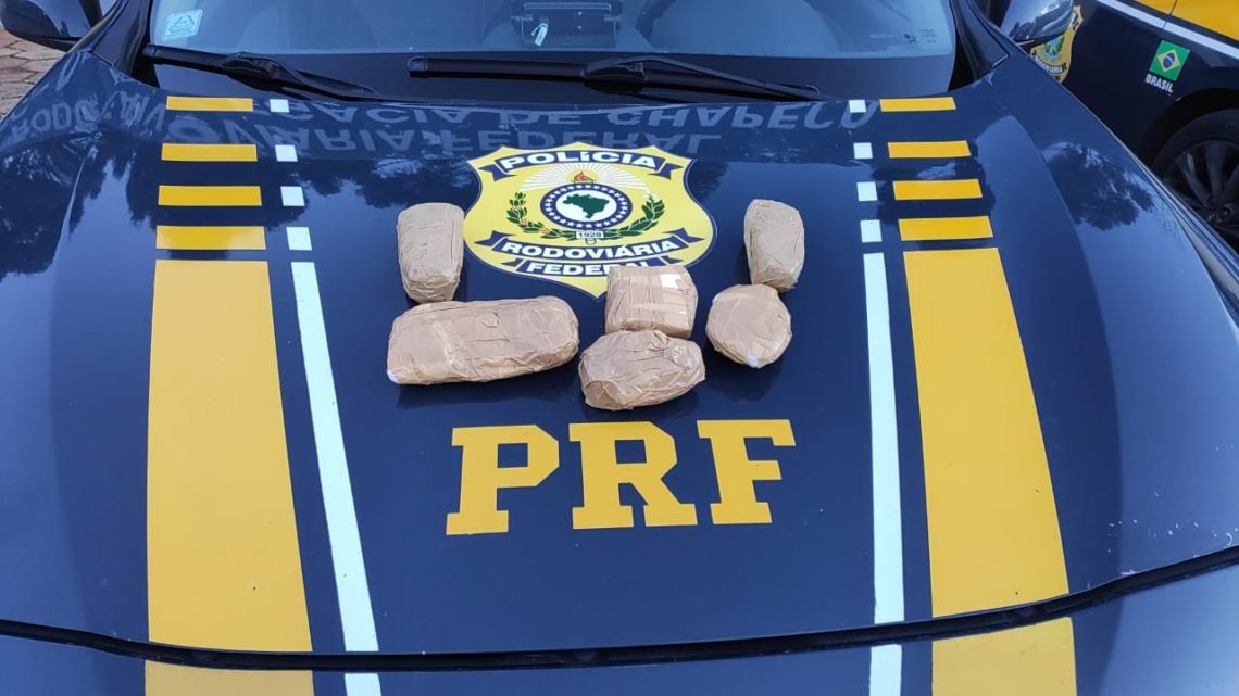 PRF flagra basta base de cocaína em ônibus na BR 480 em Chapecó