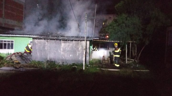 Incêndio destrói parcialmente residência no centro de Chapecó