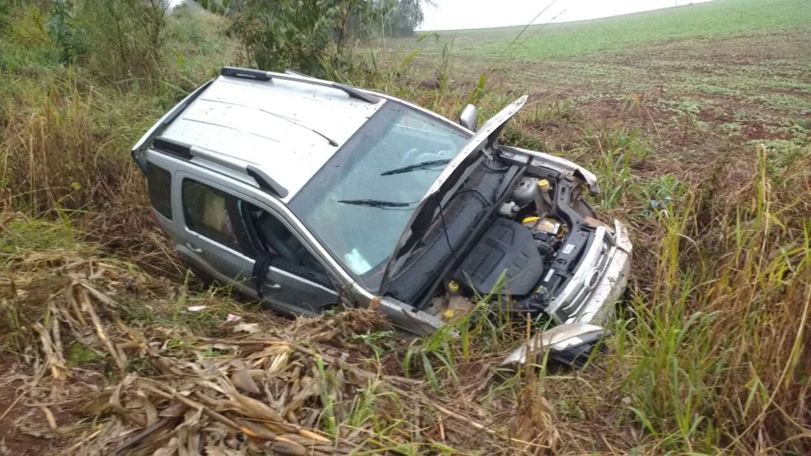 Motorista fica ferido após capotar seu veículo na BR 282 em Pinhalzinho