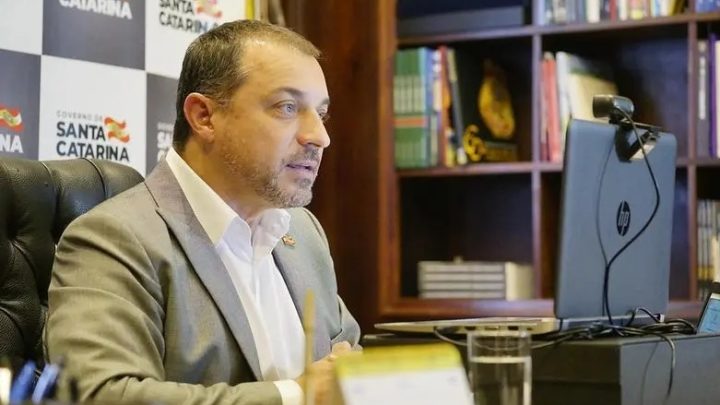 Governador de SC está isolado por suspeita de reinfecção por Covid-19