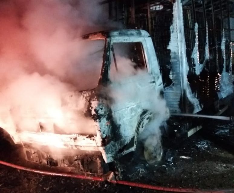Caminhão carregado com roupas pega fogo na SC 283