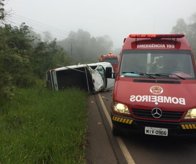 Caminhonete capota na SC 157 em Quilombo