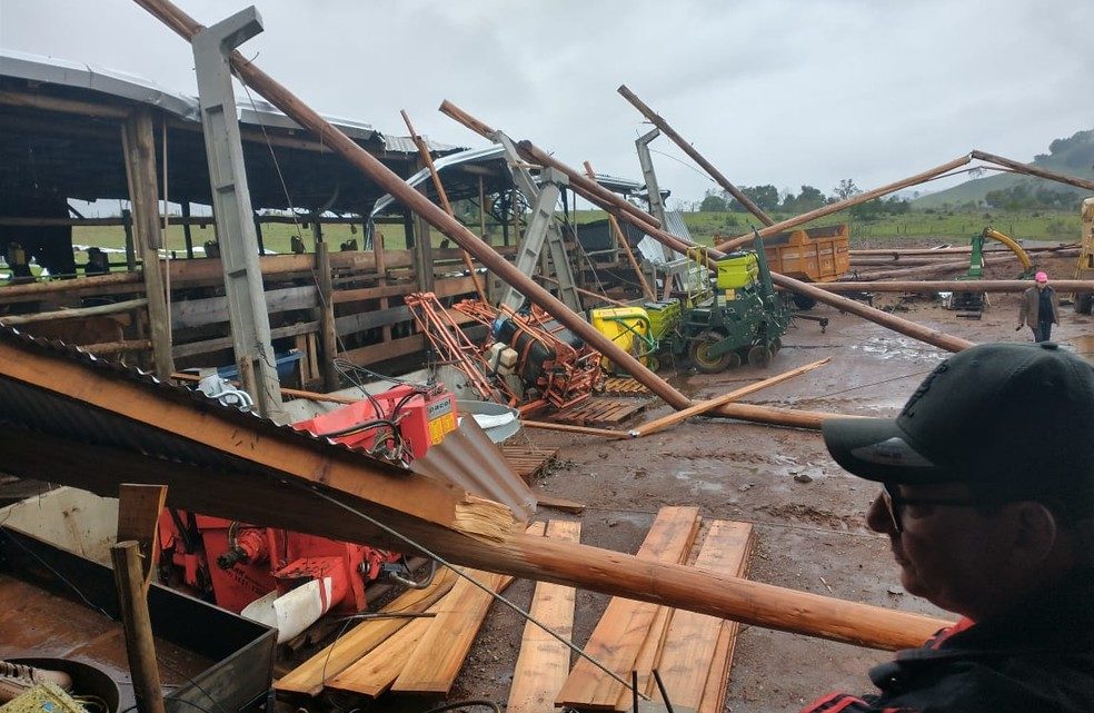 Temporal provoca estragos, destelhamentos e queda de árvores no Oeste de SC