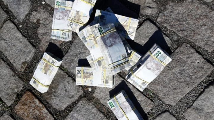 PRF prende homem com cerca de R$ 520 mil em notas falsas na BR 101 em SC
