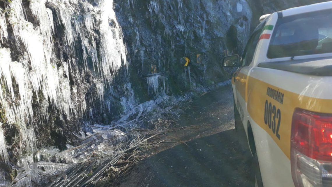 Tráfego de veículos na Serra do Rio do Rastro é bloqueado por congelamento das pistas