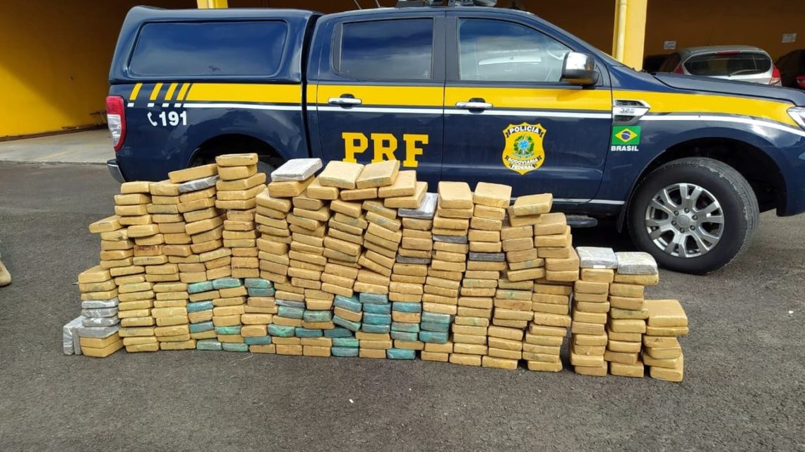 Vídeo: PRF apreende mais de 300 kg de maconha em automóvel na BR 282 em Lages