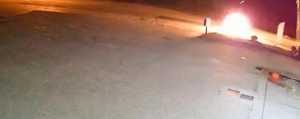Vídeo flagra explosão após batida entre duas motos em SC