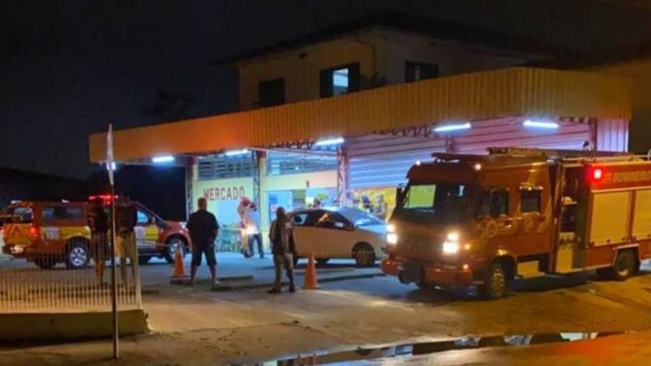 Homem morre dentro do carro no estacionamento em supermercado em SC