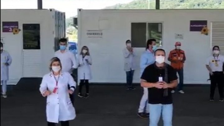 Vídeo: Prefeito e vice de Gaspar dançam ‘pisadinha’ para incentivar a vacinação contra o coronavírus