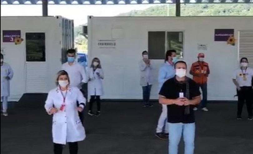 Vídeo: Prefeito e vice de Gaspar dançam ‘pisadinha’ para incentivar a vacinação contra o coronavírus