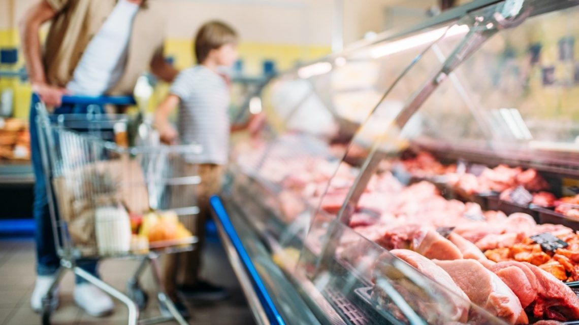 Supermercado de São Carlos é multado em mais de R$ 500 mil após ser flagrado vendendo alimentos vencidos