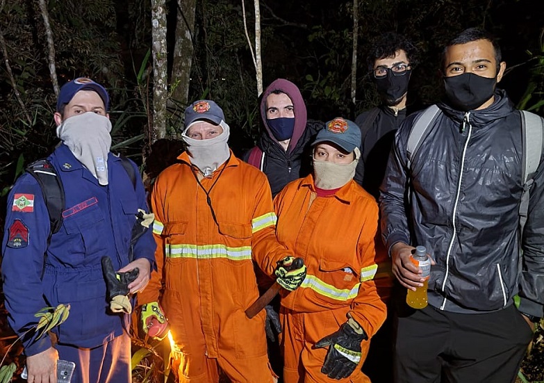 Amigos saem para fazer trilha e se perdem na mata na madrugada mais fria do ano em SC