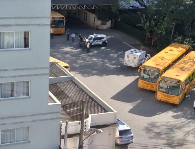 Homem morre prensado entre dois ônibus em Chapecó